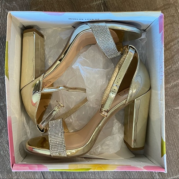 Gold heels size 6 MAKE OFFER - Picture 2 of 6